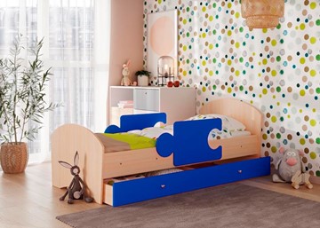 Детская кровать с ящиком и бортиками Мозайка, корпус Млечный дуб/фасад Синий (ламели) в Грозном
