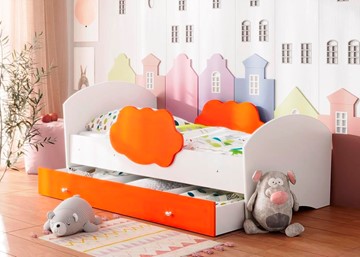 Детская кровать с бортиками Тучка с ящиком, корпус Белый, фасад Оранжевый в Грозном