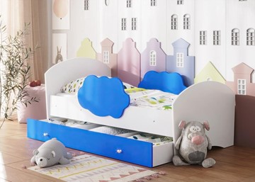 Детская кровать с бортиками Тучка с ящиком, корпус Белый, фасад Синий в Грозном