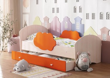 Детская кровать с бортиками Тучка с ящиком, корпус Дуб млечный, фасад Оранжевый в Грозном