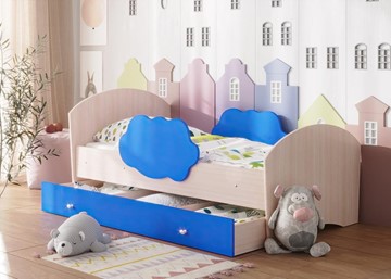 Детская кровать с бортиками Тучка с ящиком, корпус Дуб млечный, фасад Синий в Грозном